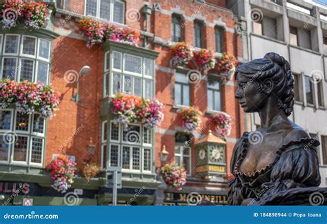 Molly Malone -  A Silent Symphony of Dublin Streets and Undying Love!